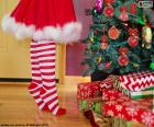 Κορίτσι ντυμένος Άγιος Βασίλης χριστουγεννιάτικο δέντρο διακόσμηση